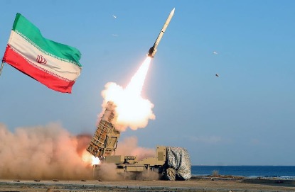 伊朗在阿曼灣進行年度演習時，所發射的一枚飛彈。（照片來源：REUTERS）